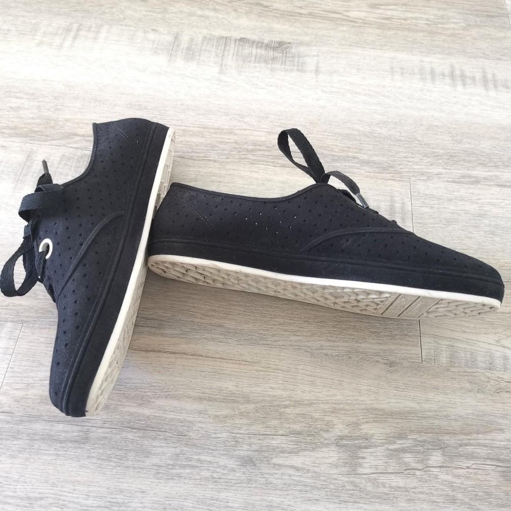 Shoes - Picture 2 of 4
